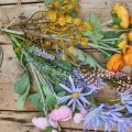 Kunstige blomster og vaser