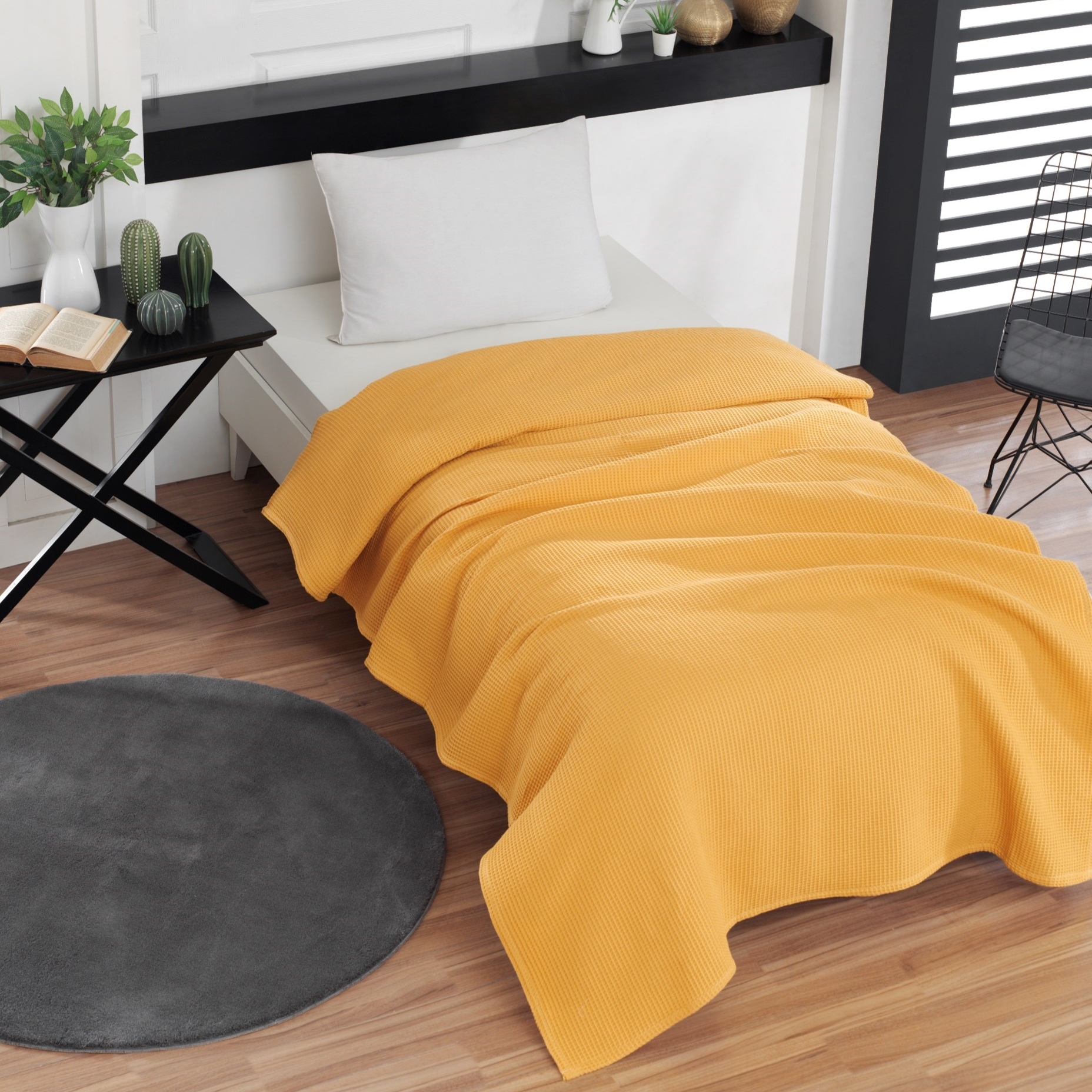 Enkel smukt gult sengetæppe fra
