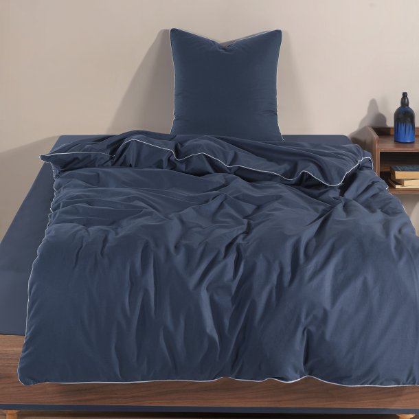 bySKAGEN Senget�j - Christina - Bomuld, M�rkebl� med lysebl� piping