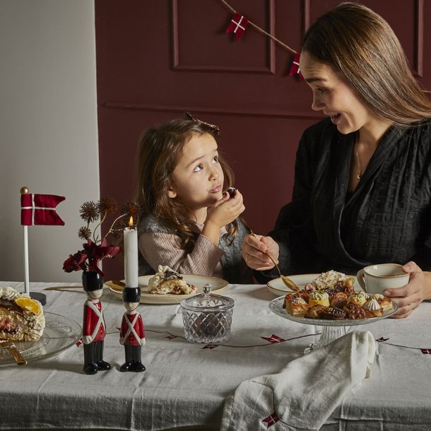 Dug, Fdselsdagsdug, med broderi af flag,140x360 cm.