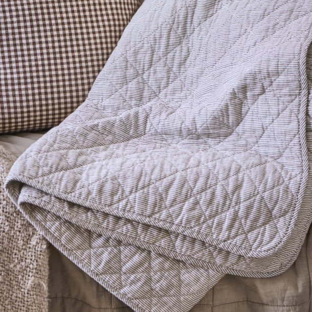 Vatt�ppe, Quiltet, M�rkegr� og m�lkehvide striber, 130x180cm, 100% Bomuld, Ib Laursen
