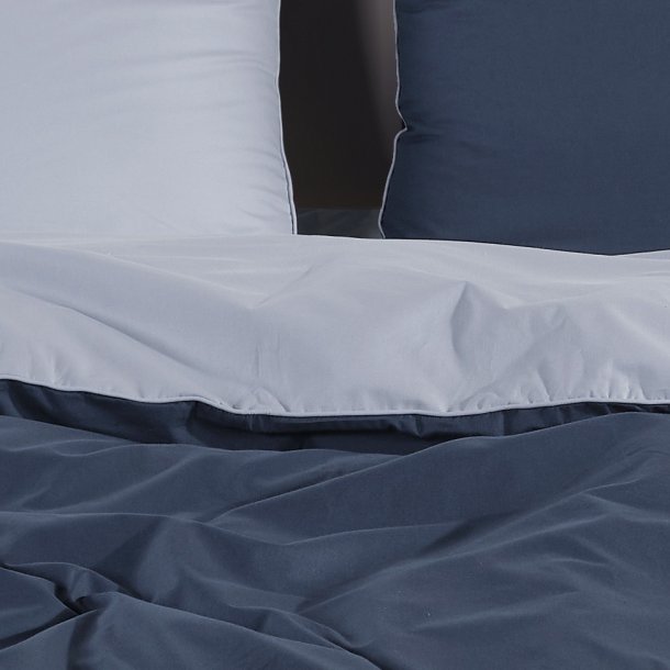 bySKAGEN Senget�j - Christina - Bomuld, Dobbelt face - M�rkebl� og Lysebl� med piping