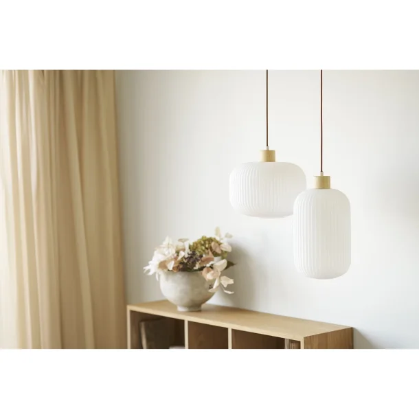 M�n pendellampe i hvidt glas og tr� � �20 cm, E27