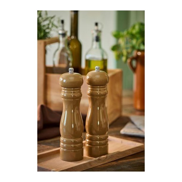 Salt & peberkv�rn i farven hazelnut 