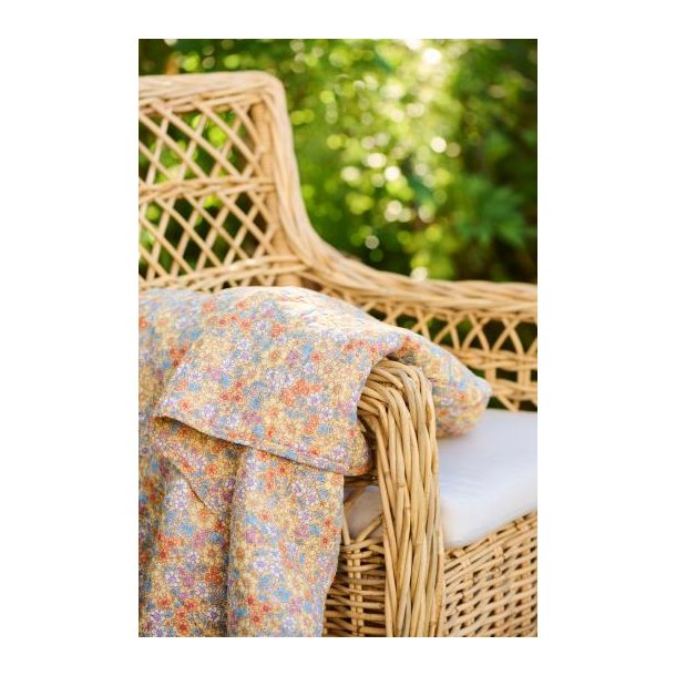 Quiltet vatt�ppe gul m/gule, bl�, orange og lilla blomster, 130x180cm, Ib Laursen