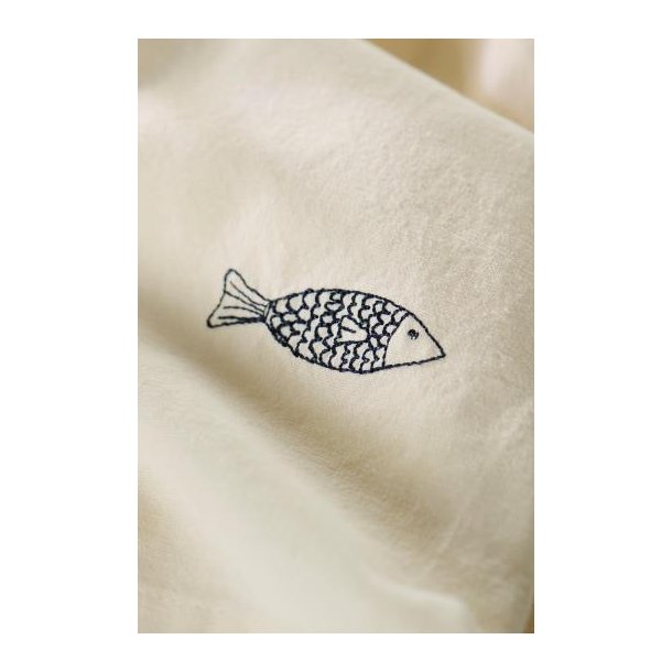 Stofserviet Atlantis m/broderi af bl� fisk, butter cream, B: 40 L: 40cm, Ib Laursen