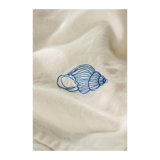 Stofserviet Atlantis m/broderi af bl� konkylie, butter cream, B: 40 L: 40cm, Ib Laursen
