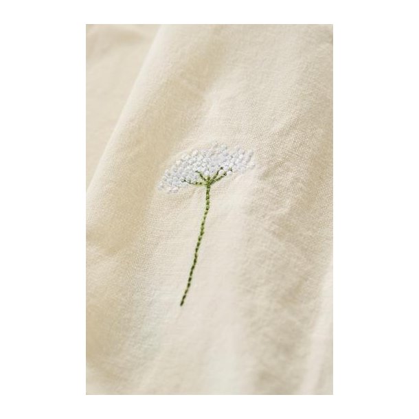 Stofserviet Flora mbroderi af hvid sk�rmblomst butter cream, B: 40 L: 40, Ib Laursen