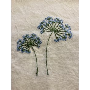 Viskestykke Flora, m/broderi af bl� sk�rmblomst butter cream, B: 50 L: 70cm, Ib Laursen