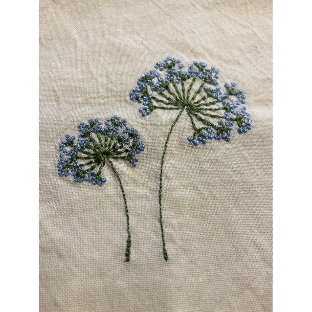 Viskestykke Flora, m/broderi af bl� sk�rmblomst butter cream, B: 50 L: 70cm, Ib Laursen